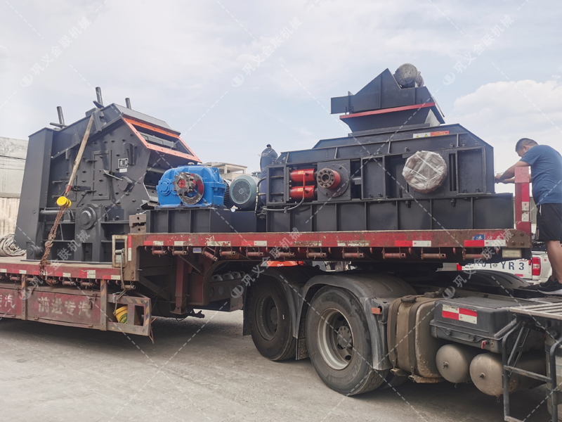 1000*700液壓對輥制砂機，1210反擊破發往四川