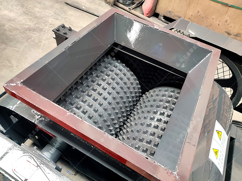 雙齒輥與光面輥差異解析：煤矸石破碎該選哪種對輥設備？